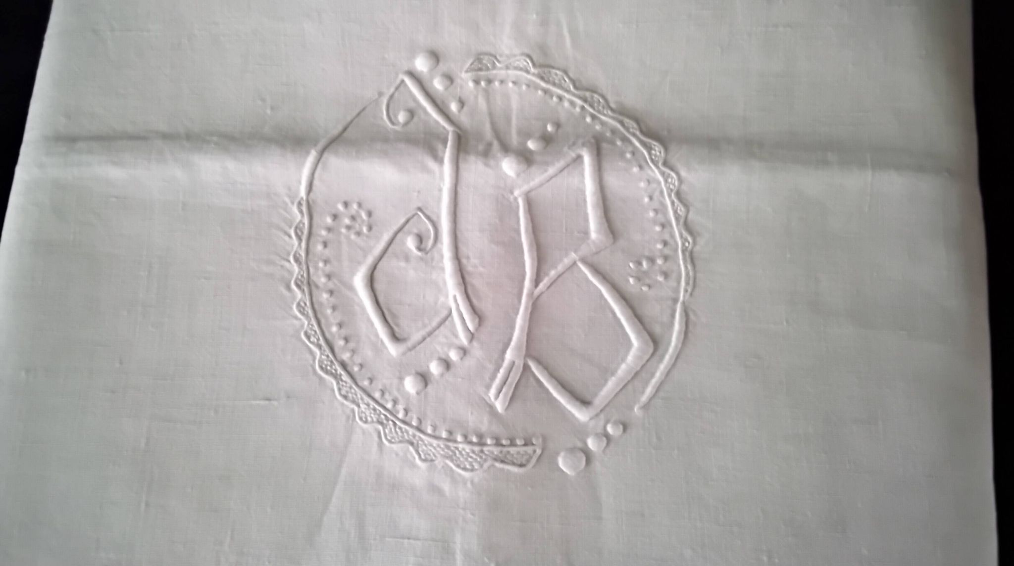 Drap ancien en lin monogrammé JB  Brodé de pois et jours échelles en retour