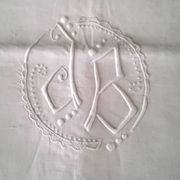 Drap ancien en lin monogrammé JB  Brodé de pois et jours échelles en retour