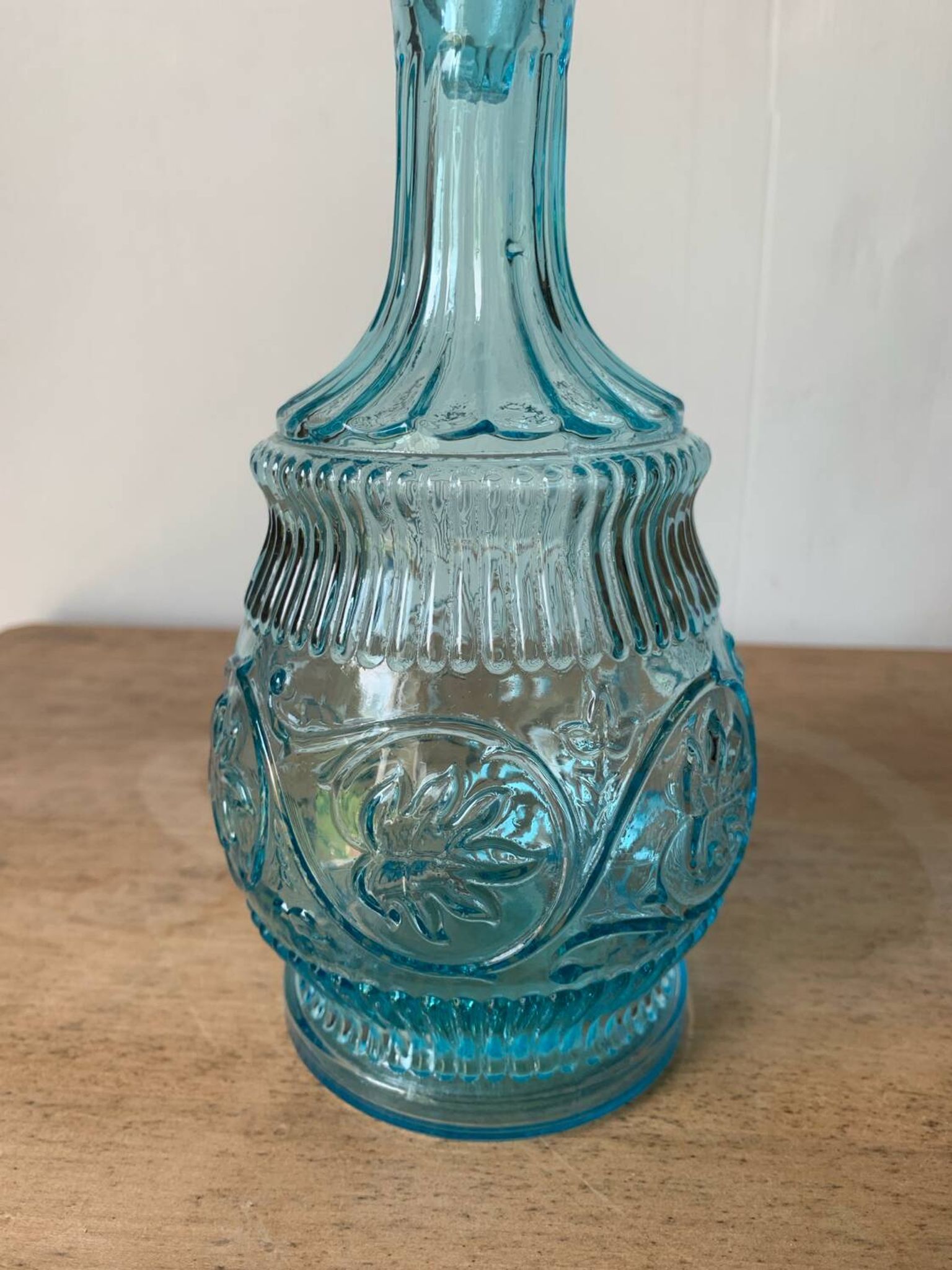 Carafe ancienne en verre moulé bleu turquoise