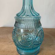 Carafe ancienne en verre moulé bleu turquoise