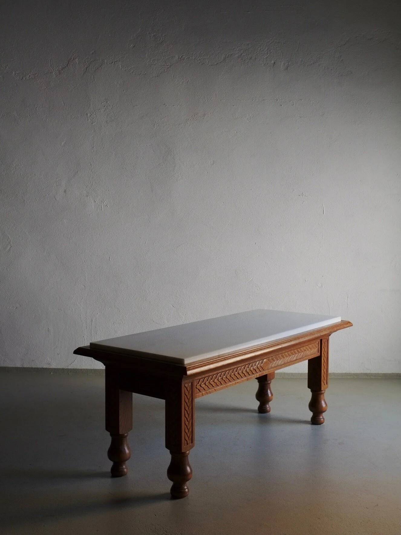 Table basse en chêne sculpté et marbre blanc