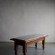 Table basse en chêne sculpté et marbre blanc