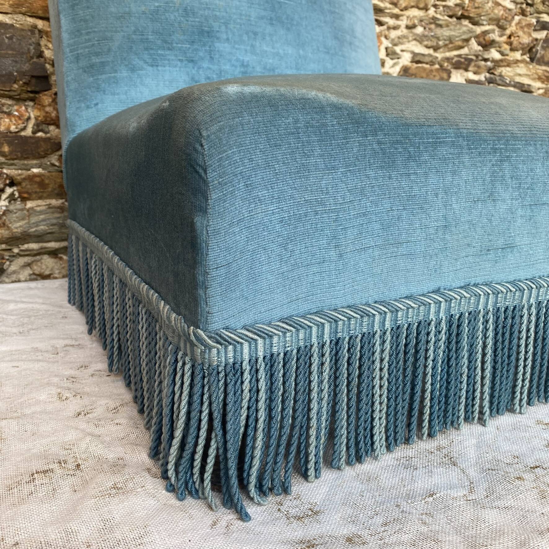 Fauteuil crapaud bas ancien en velours bleu