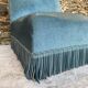 Fauteuil crapaud bas ancien en velours bleu
