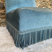 Fauteuil crapaud bas ancien en velours bleu