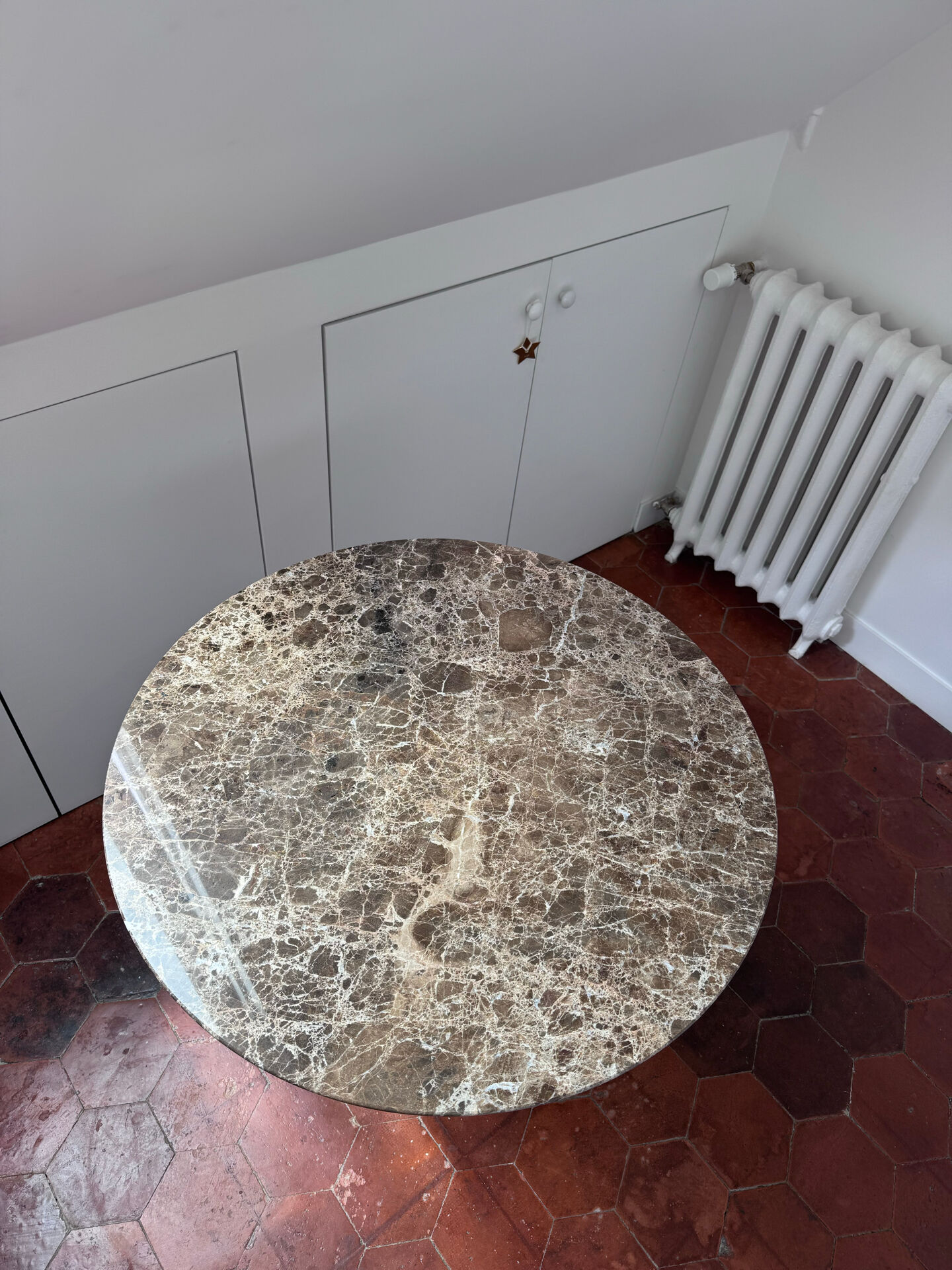 Tulip Table – Eero Saarinen style – dark brown Emperador marble top