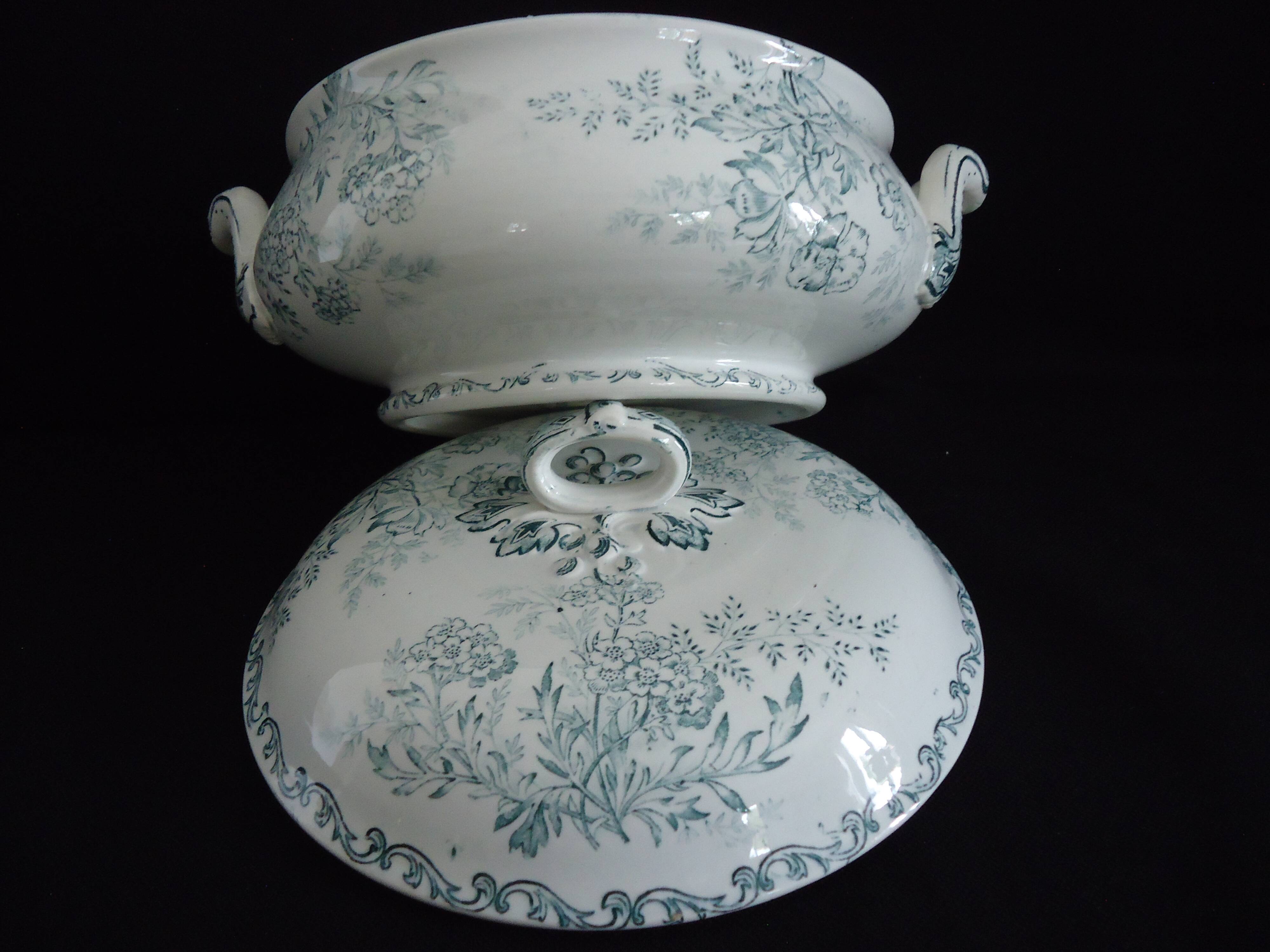 Sarreguemines vegetable soup tureen, “l’epargne toulouse”, eglantine model