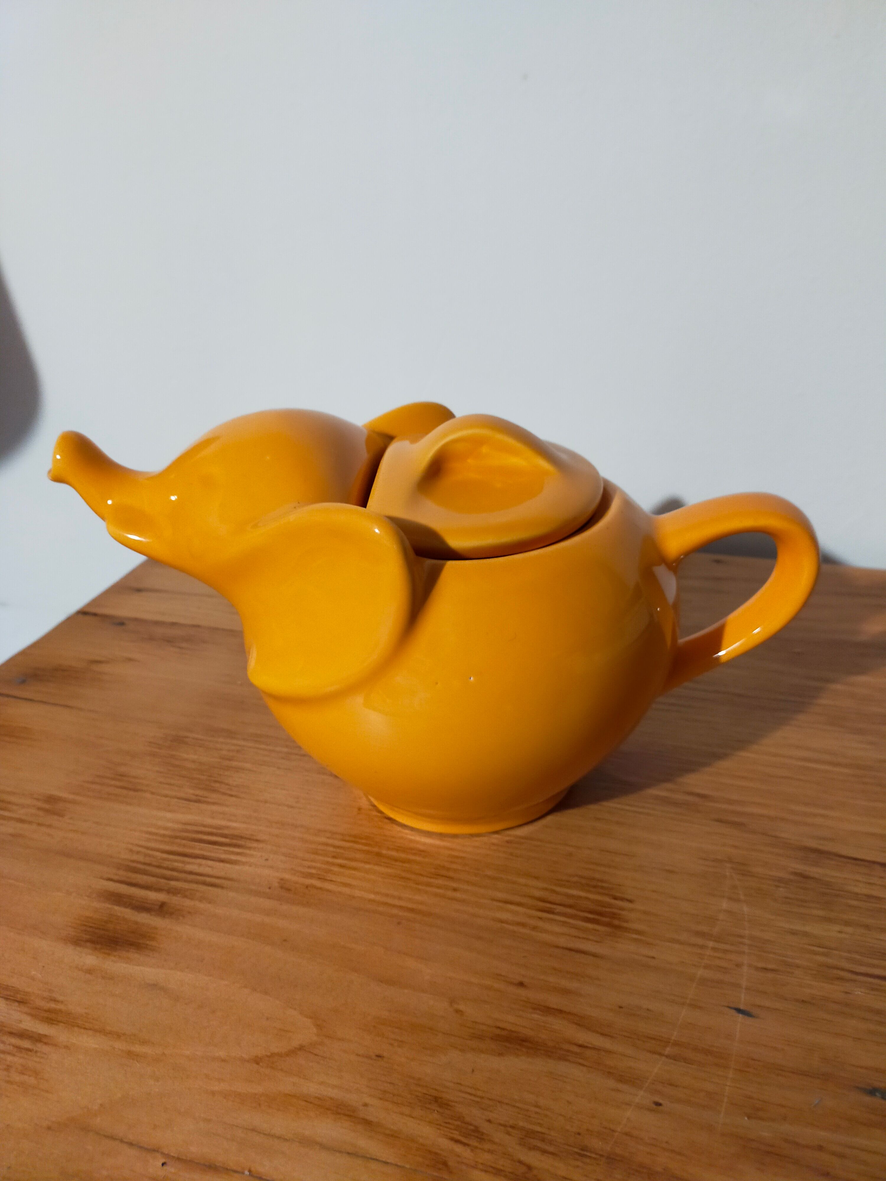Vintage teapot Yellow elephant