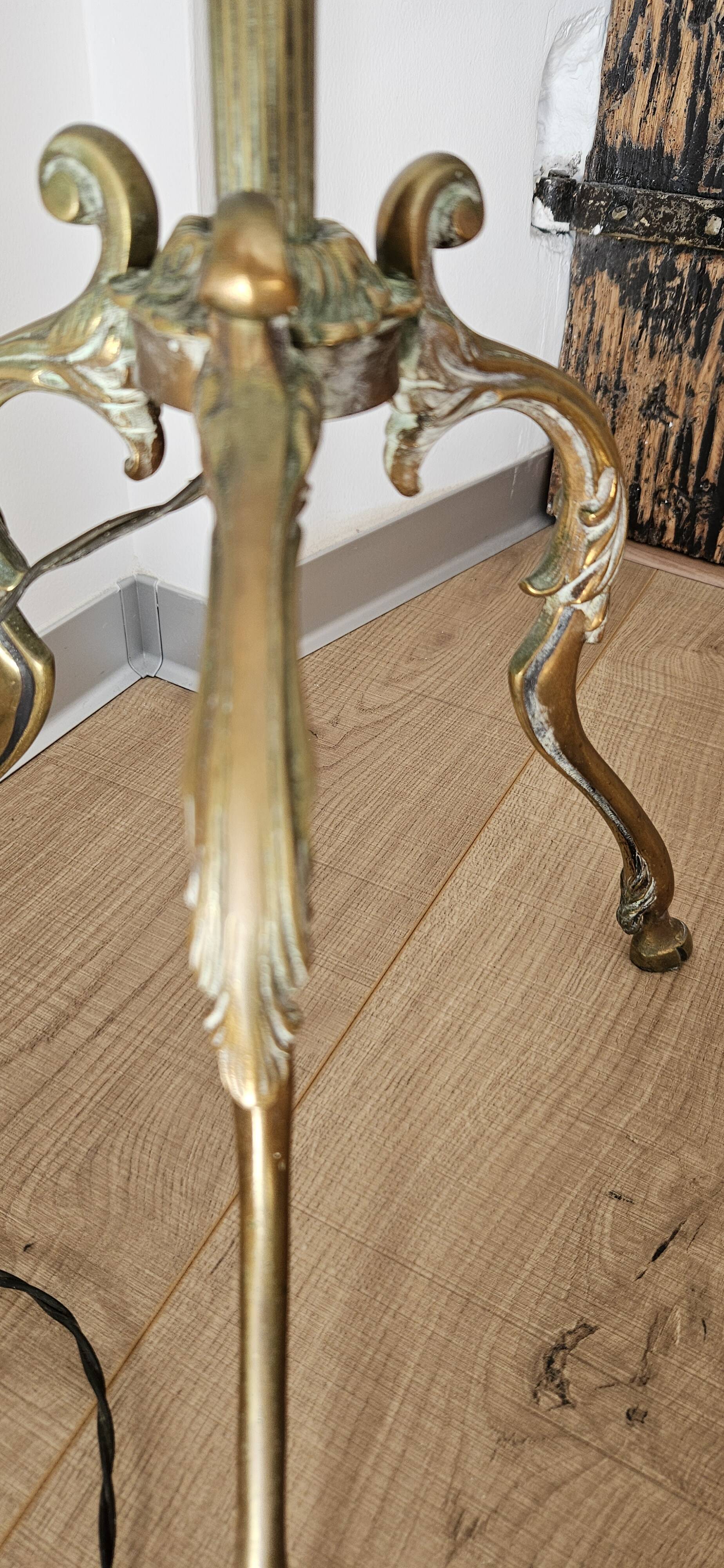 Tripod floor lamp base