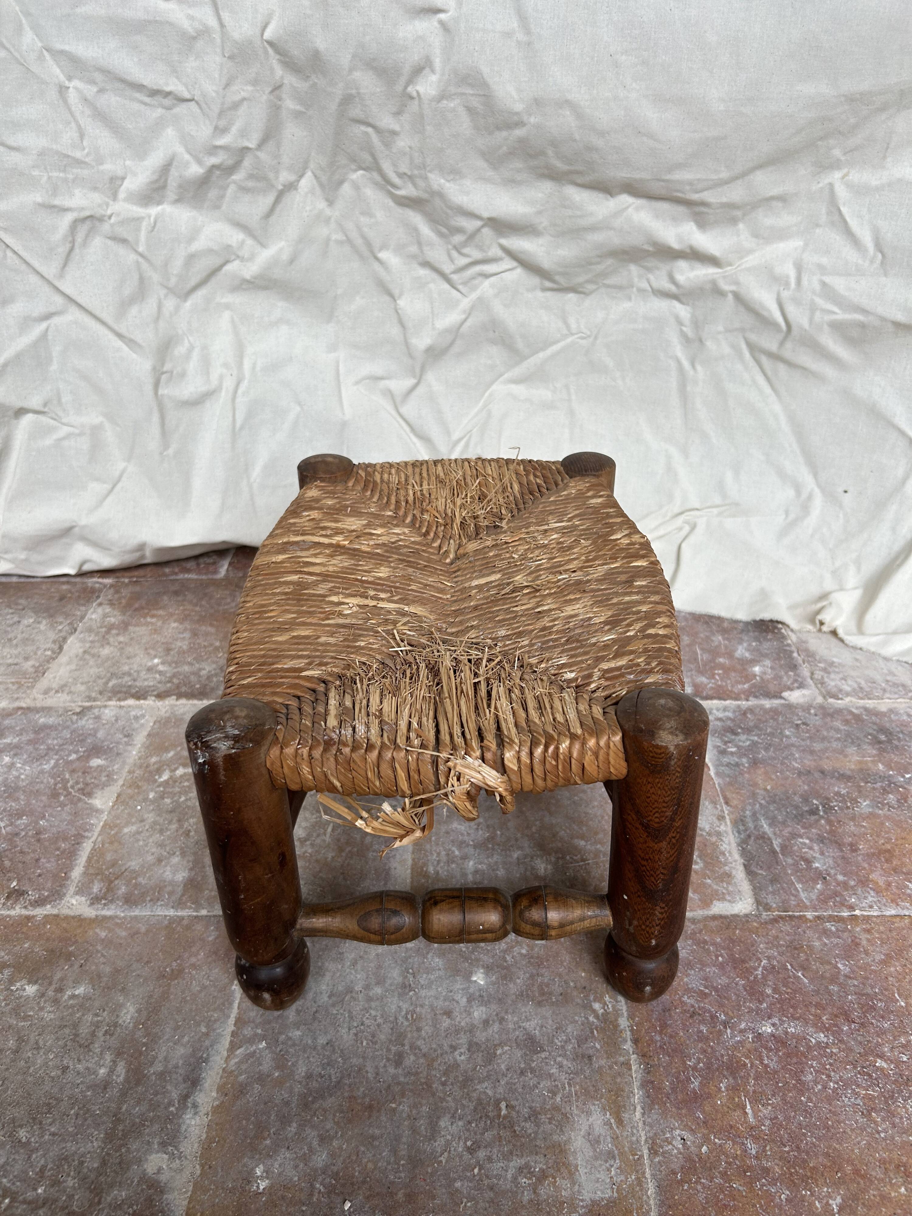Rustic footrest made of wood and straw