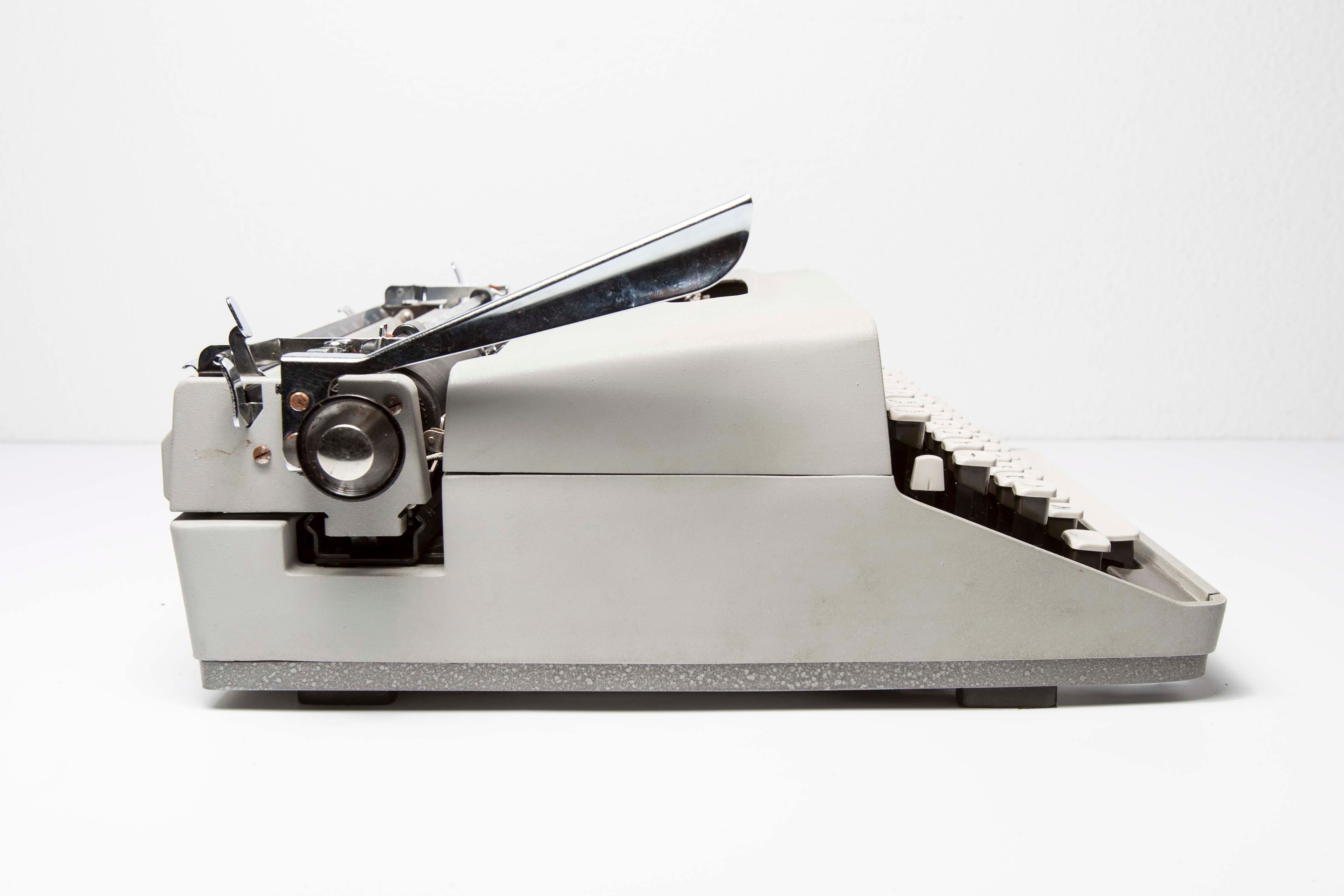 Typewriter Remington Monarch