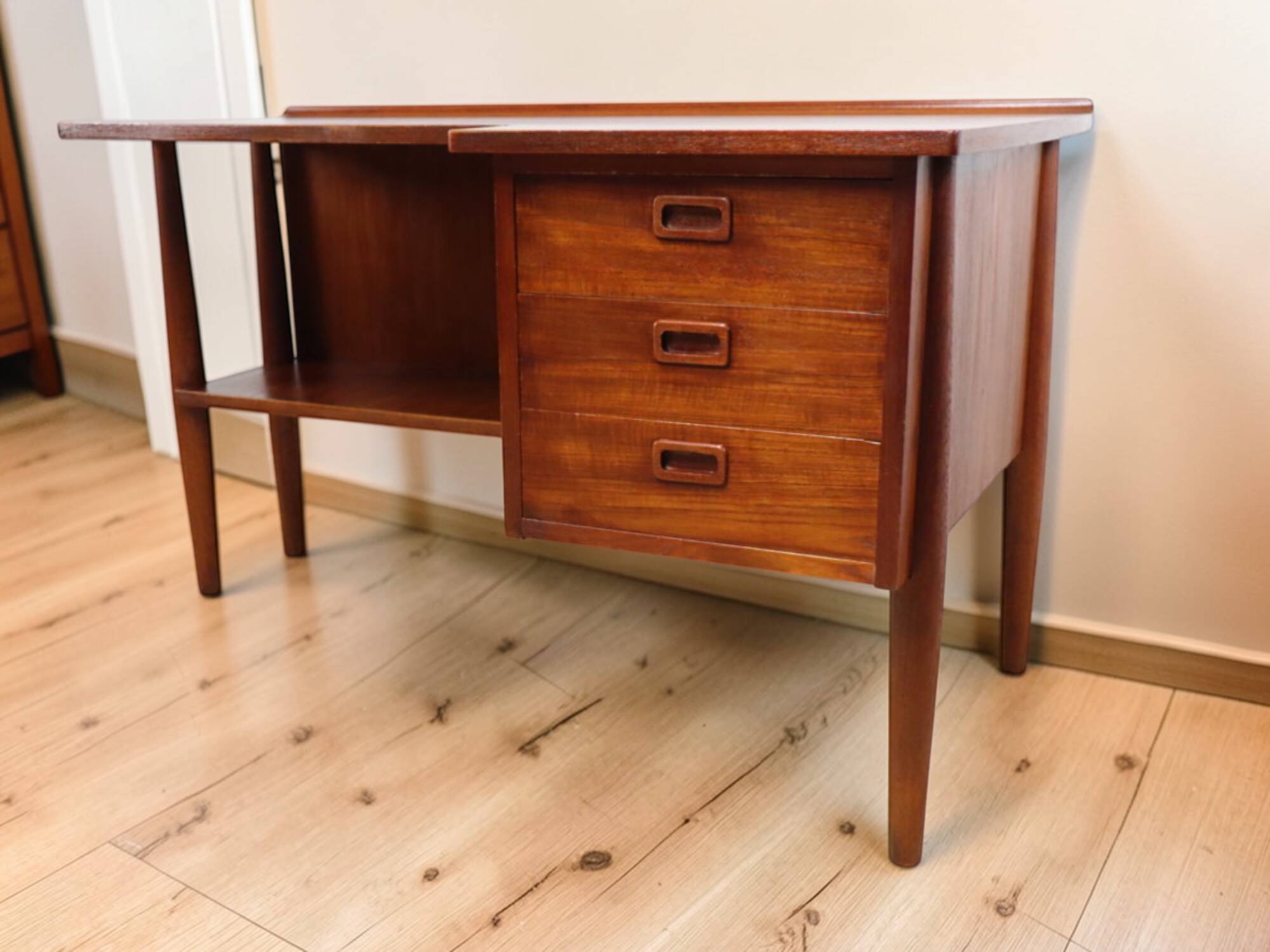 Scandinavian "boomerang" free-form desk in teak - 1960s