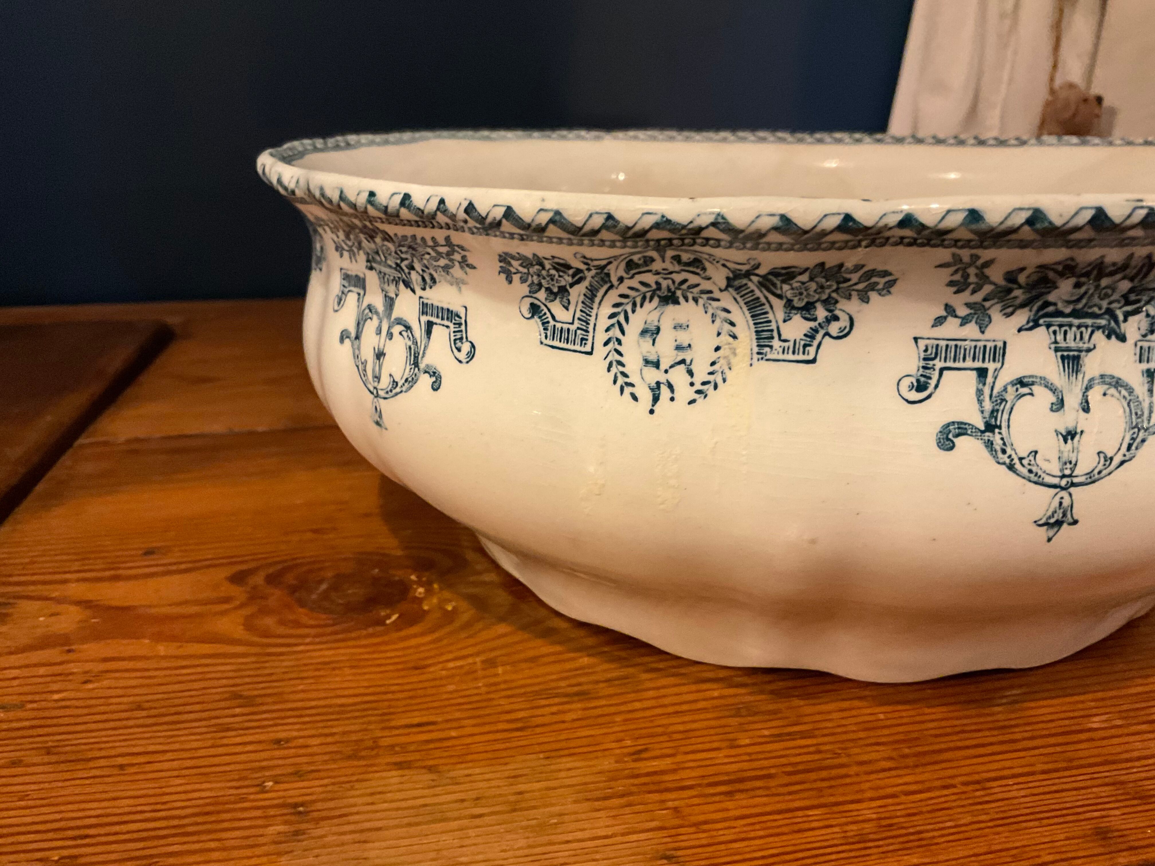 Salad bowl. Iron Earth . Model Louis XVI. 1900