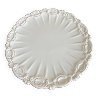 Petit plat blanc faïence sculpté