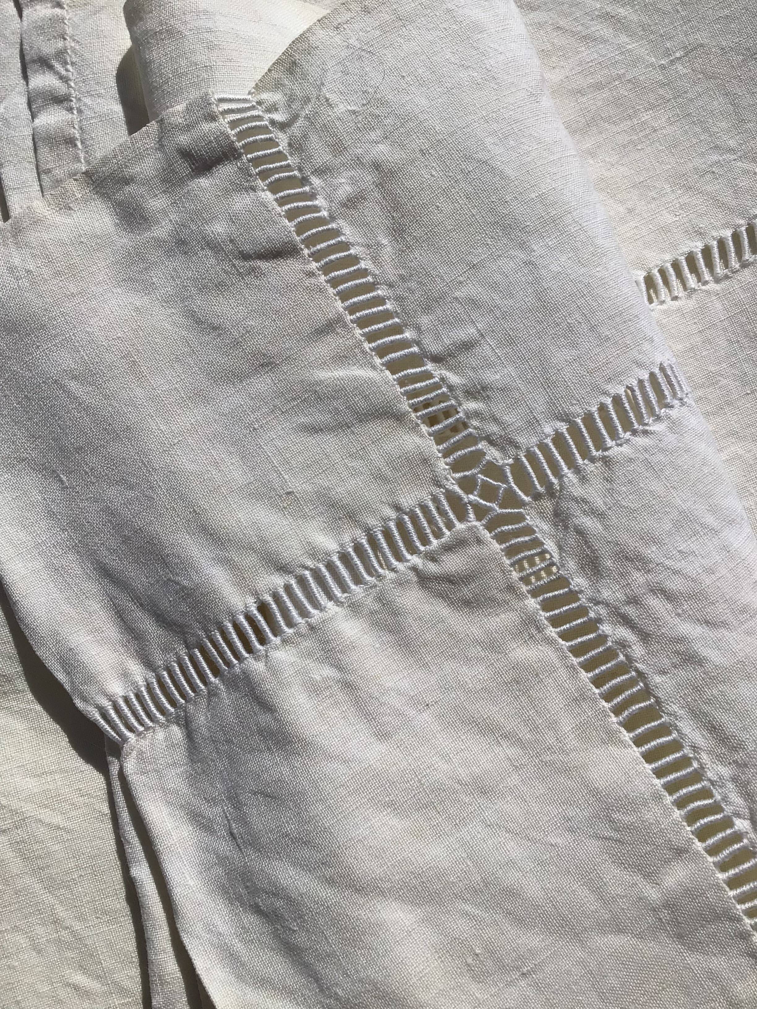 Drape 2 places JP sunflowers and pastilles.