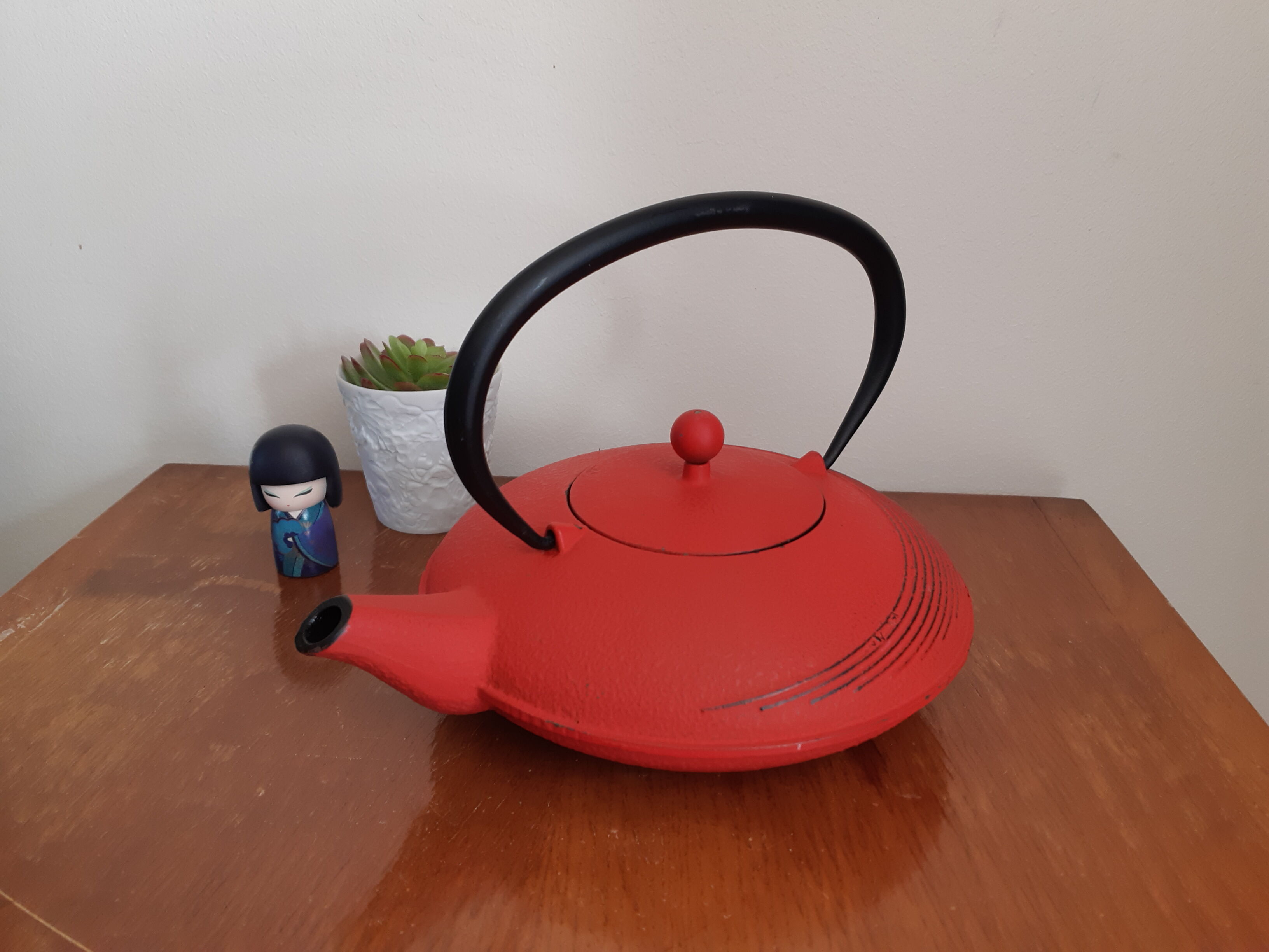 Flat Japanese teapot in red cast iron