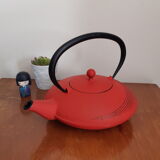 Flat Japanese teapot in red cast iron