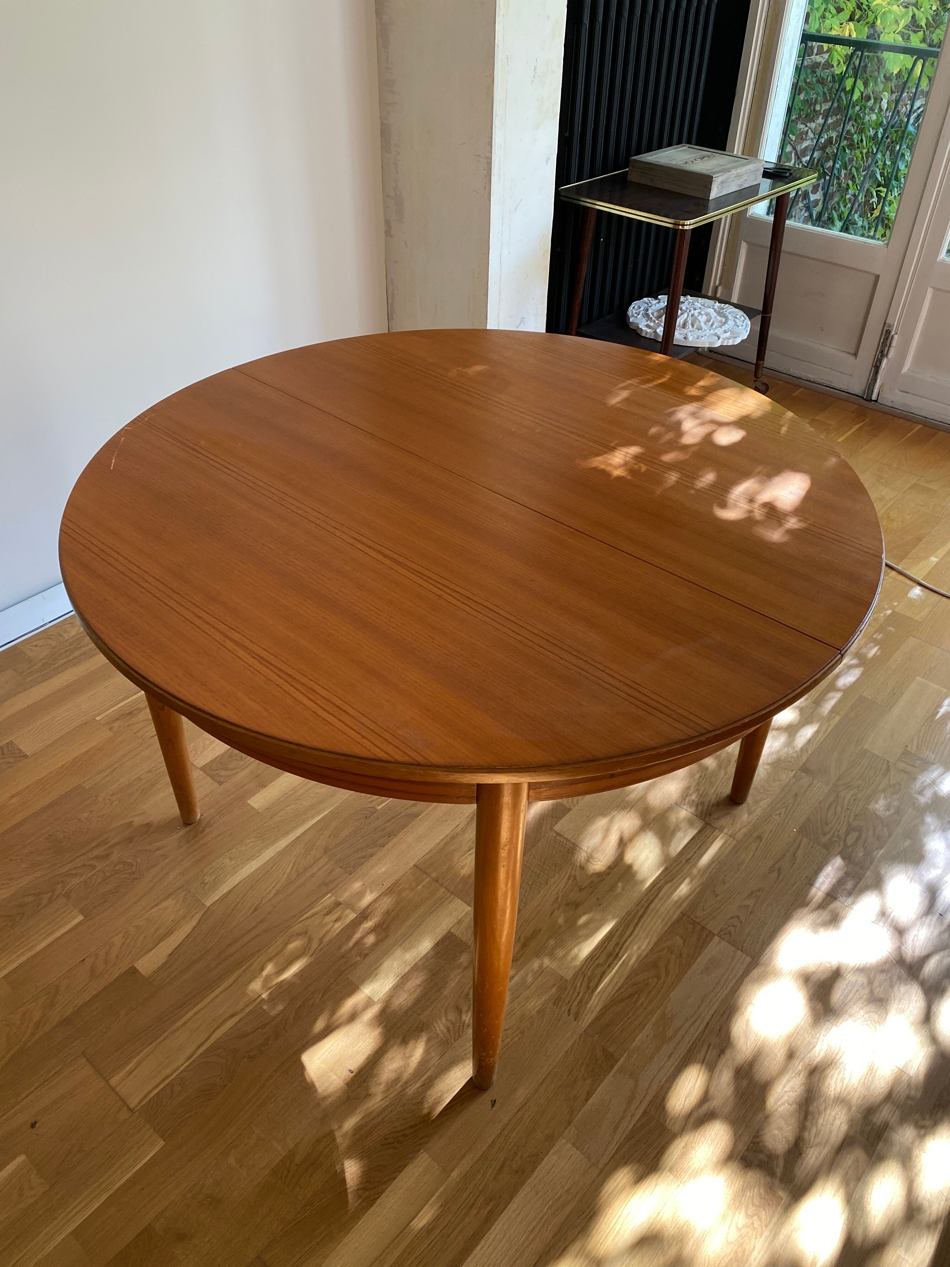 Extendable teak round table