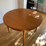 Extendable teak round table