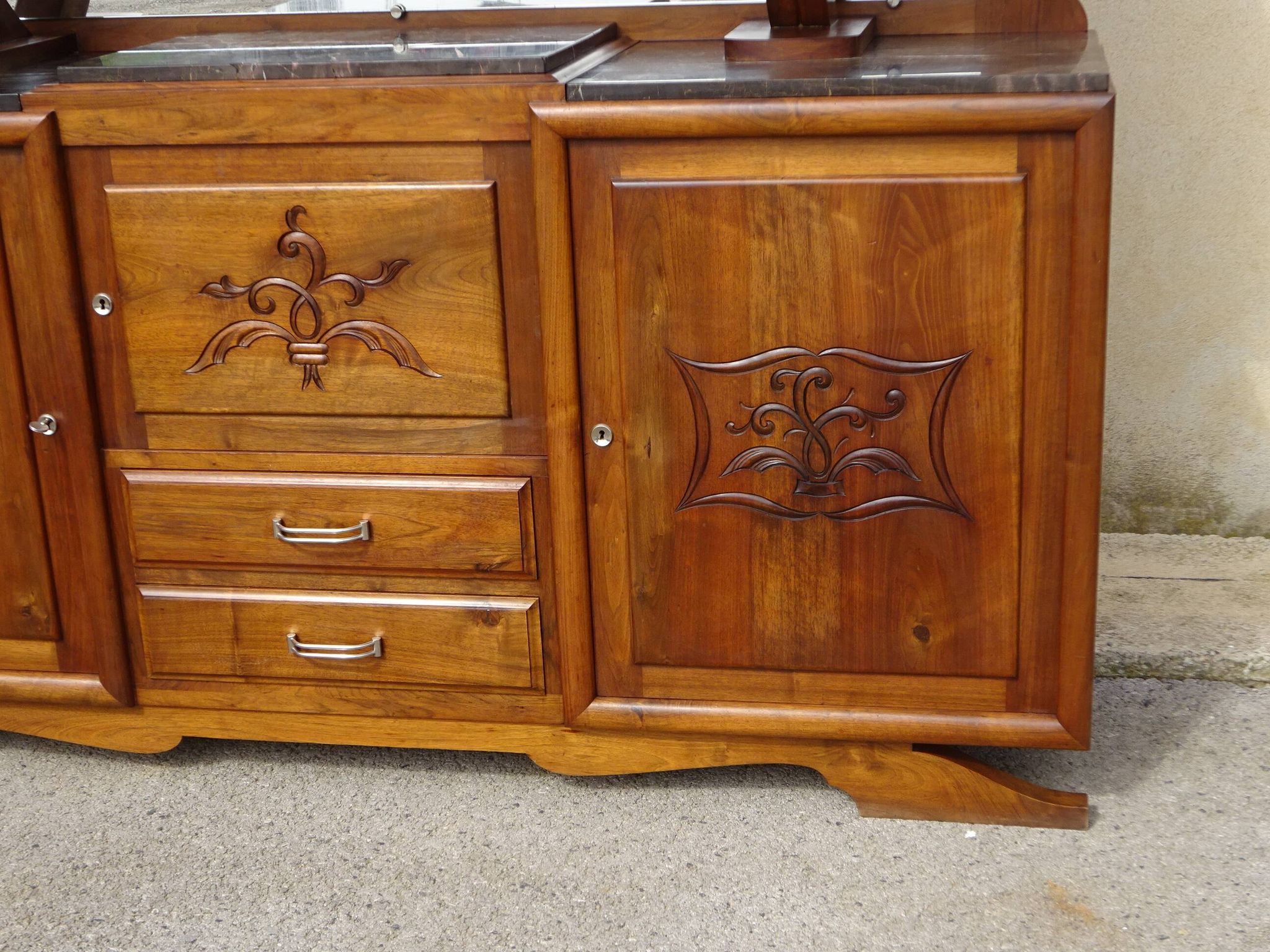 Grand buffet 2 corps en noyer et marbre