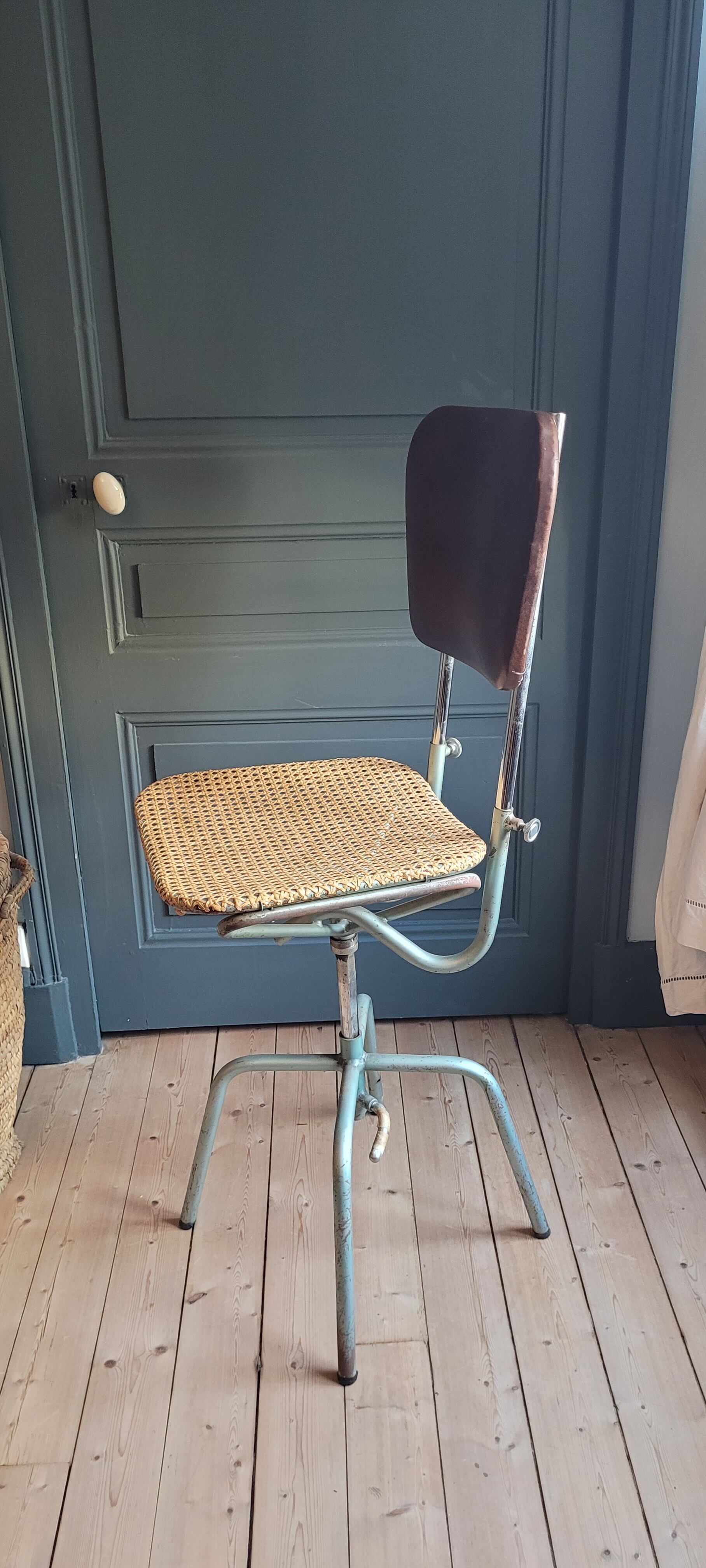 Swivel architect's chair