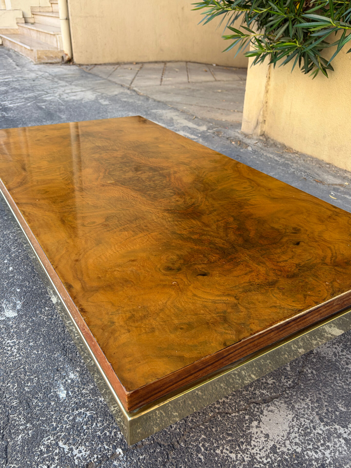 Elm burl coffee table and brass 70s Roche Bobois