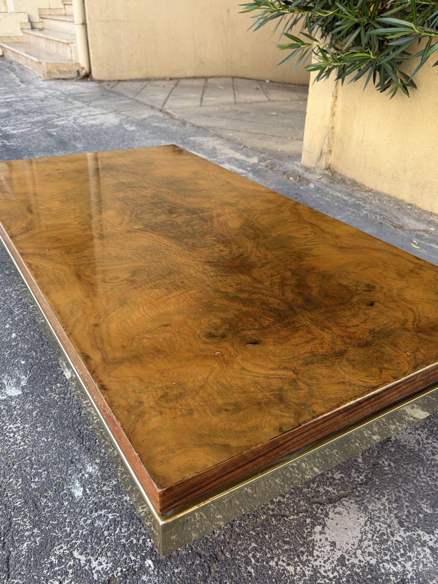 Table basse loupe d'orme et laiton 70' Roche Bobois