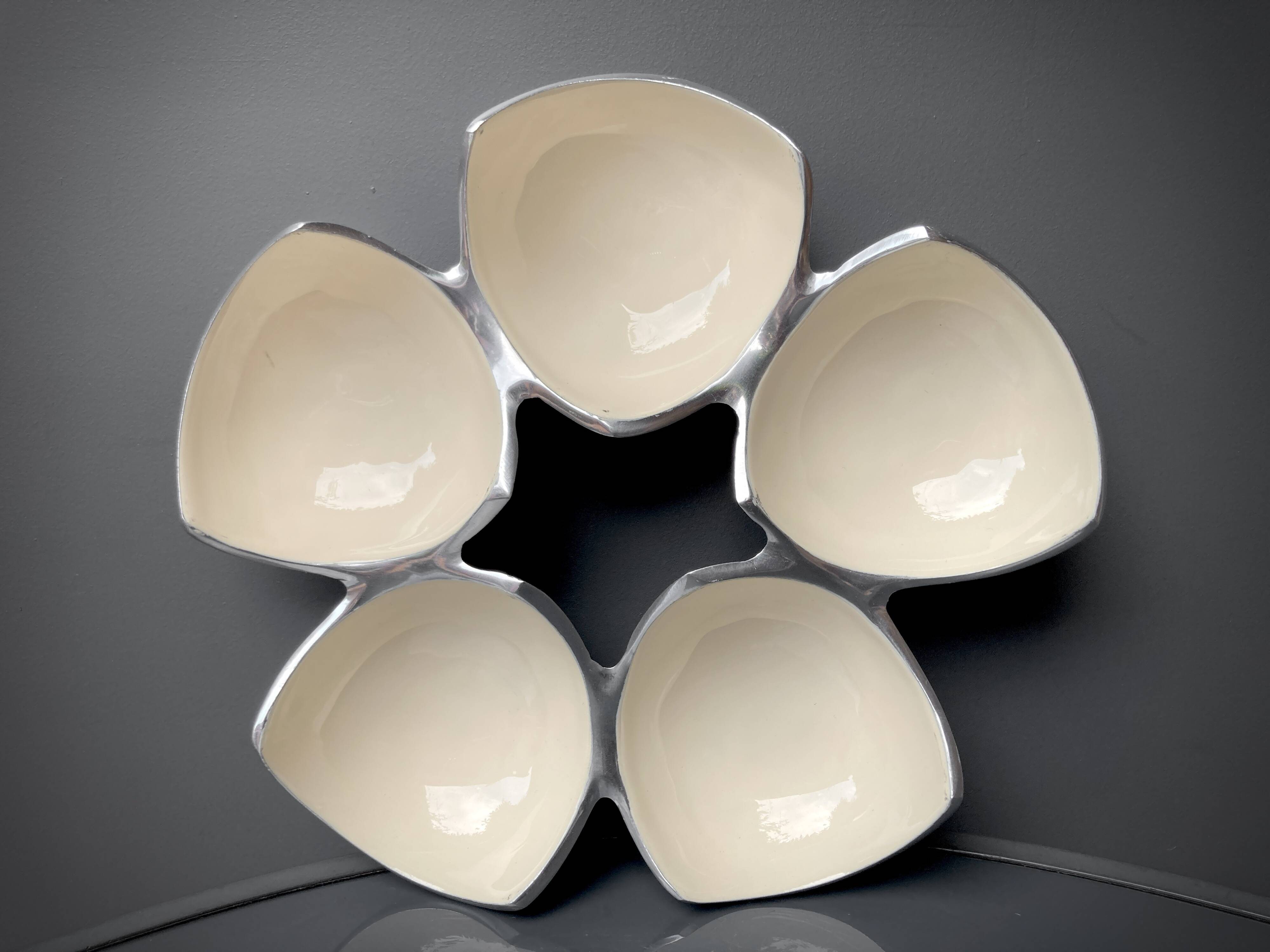 Ensemble de plats compartimentés en Inox Massif et émail écru