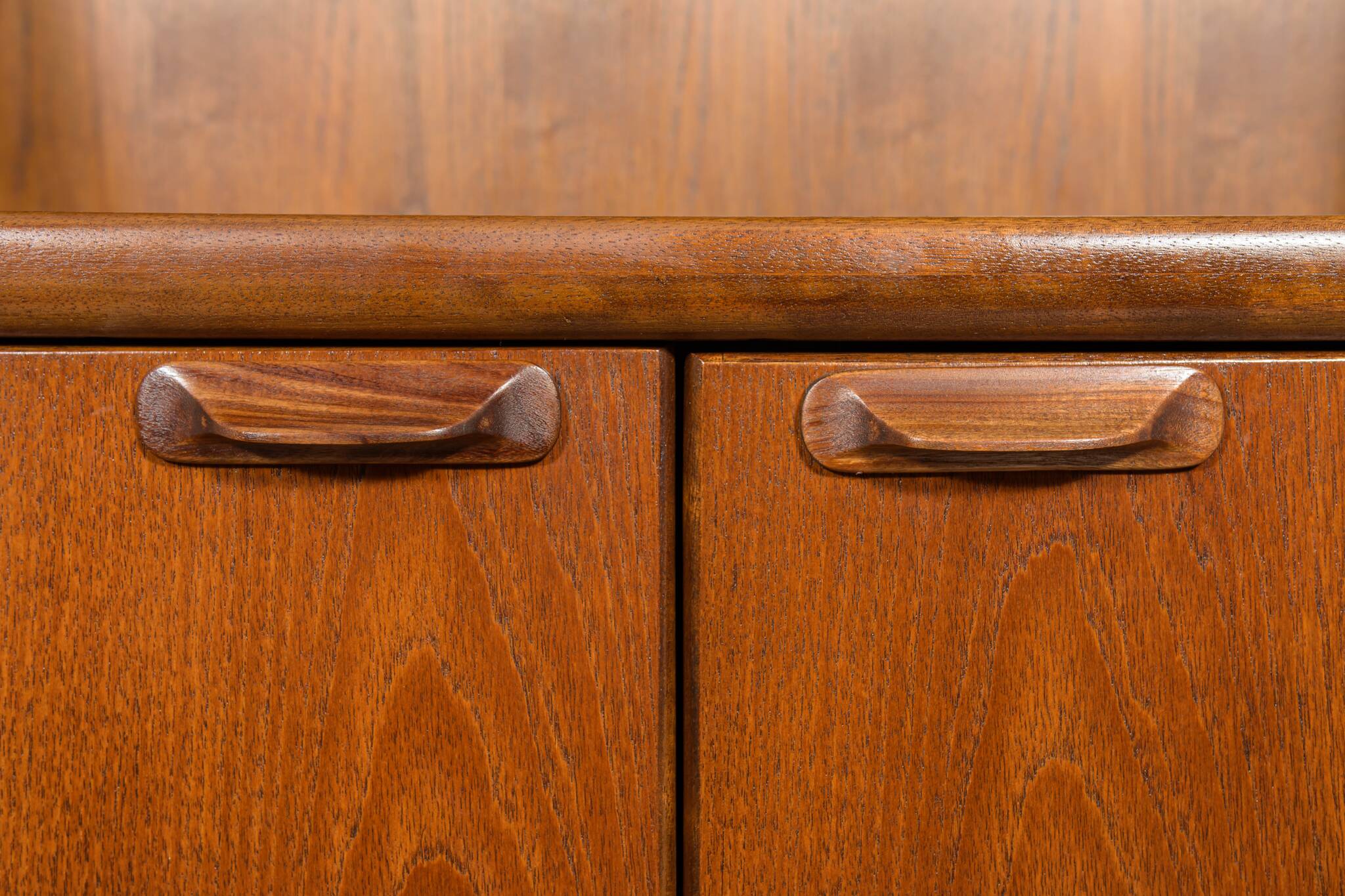 Buffet haut en teck des années 60 par John Herbert pour A. Younger Ltd.