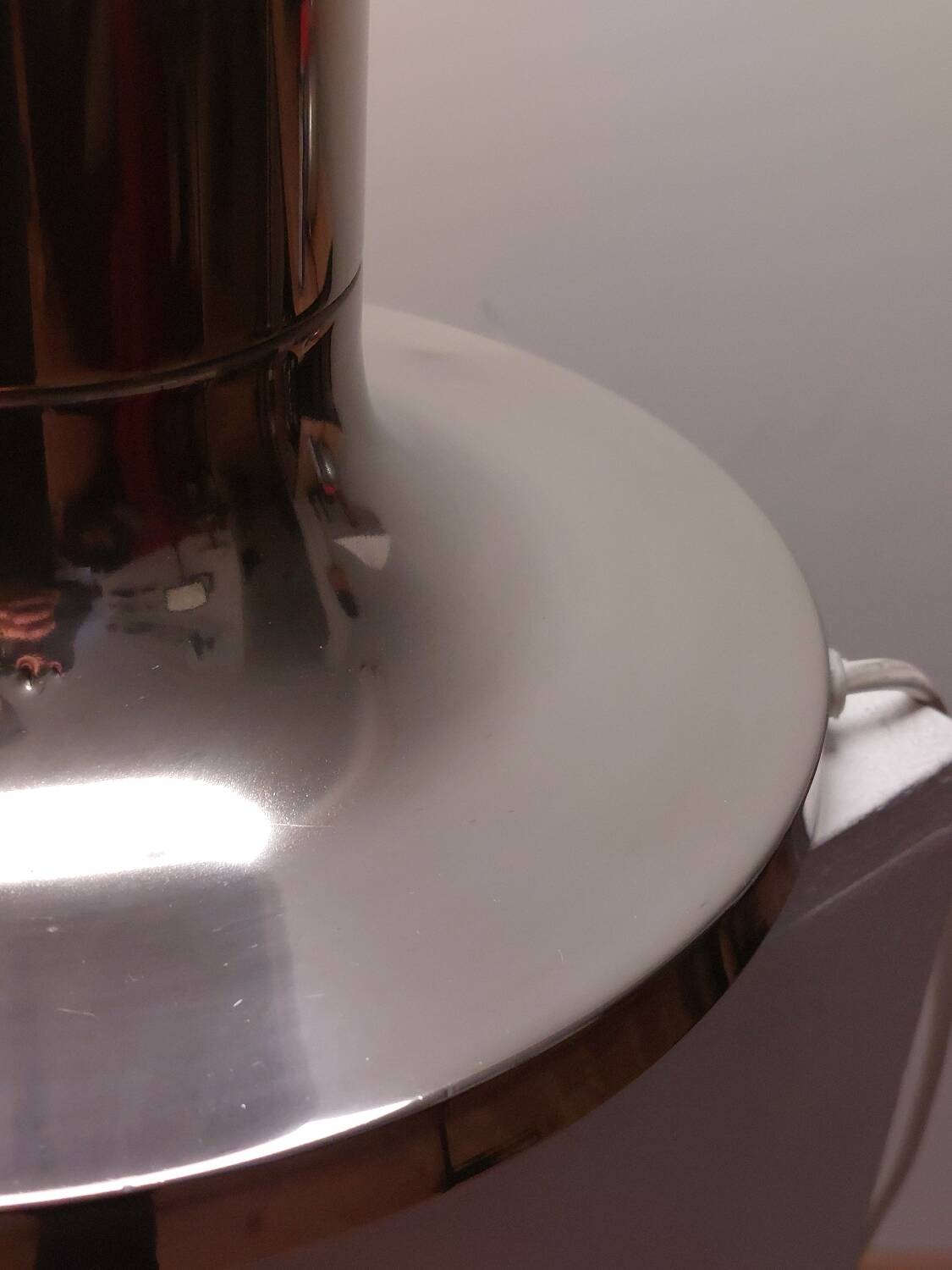 Lampadaire vintage style spatial, ampoule Temde, verre opale chromé.