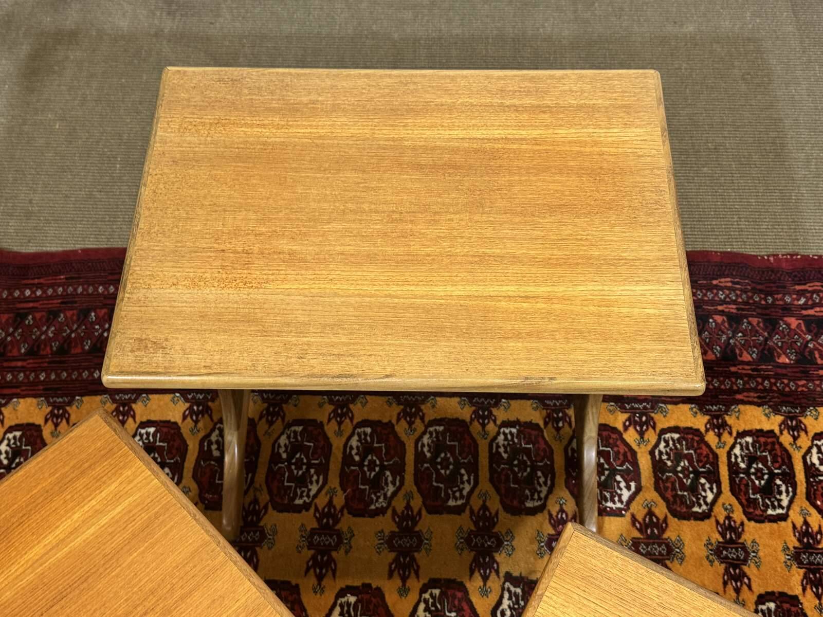 Suite de tables gigognes en teck des années 1970 de la marque GPlan