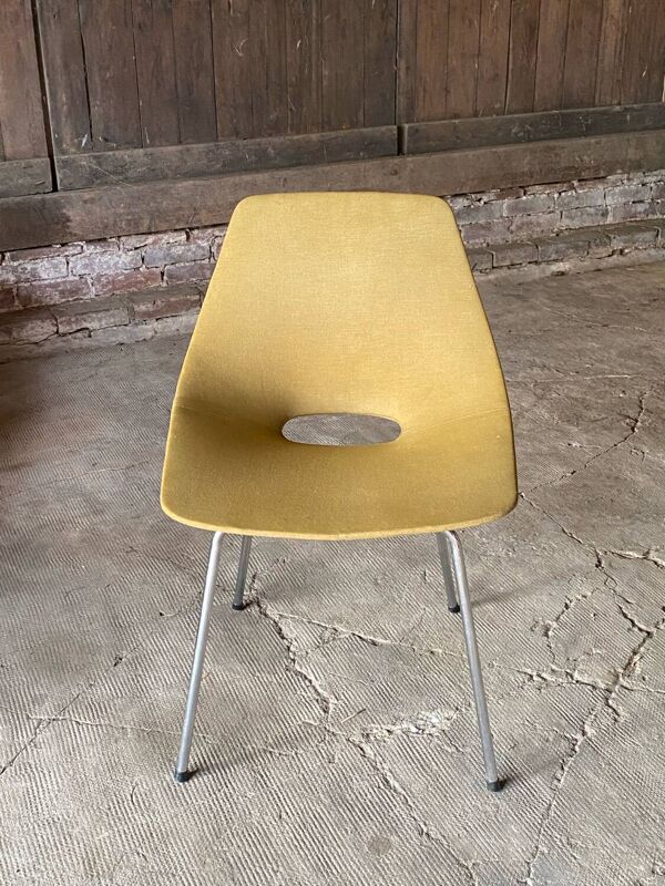 Chaise tonneau par Pierre Guariche