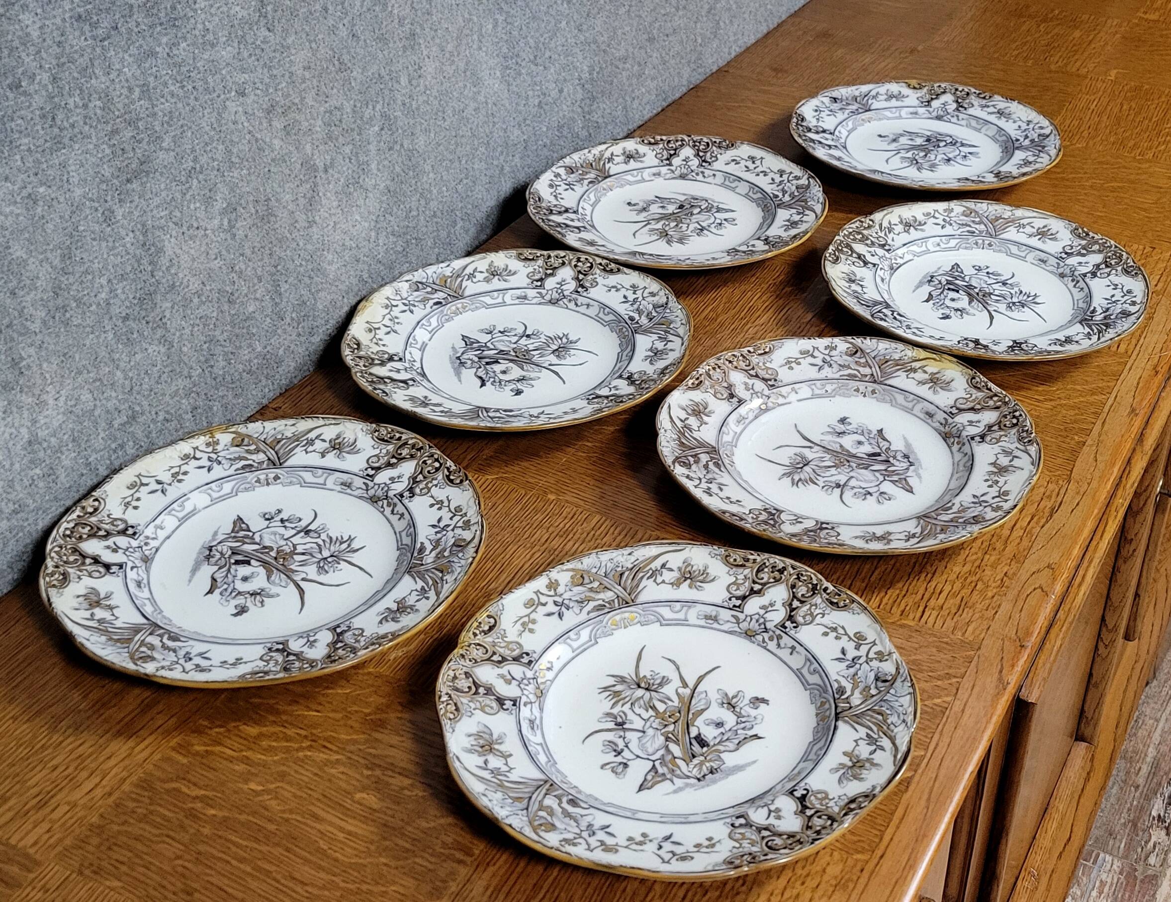 Set of 6 plates plus 1 in English porcelain, early 20th century