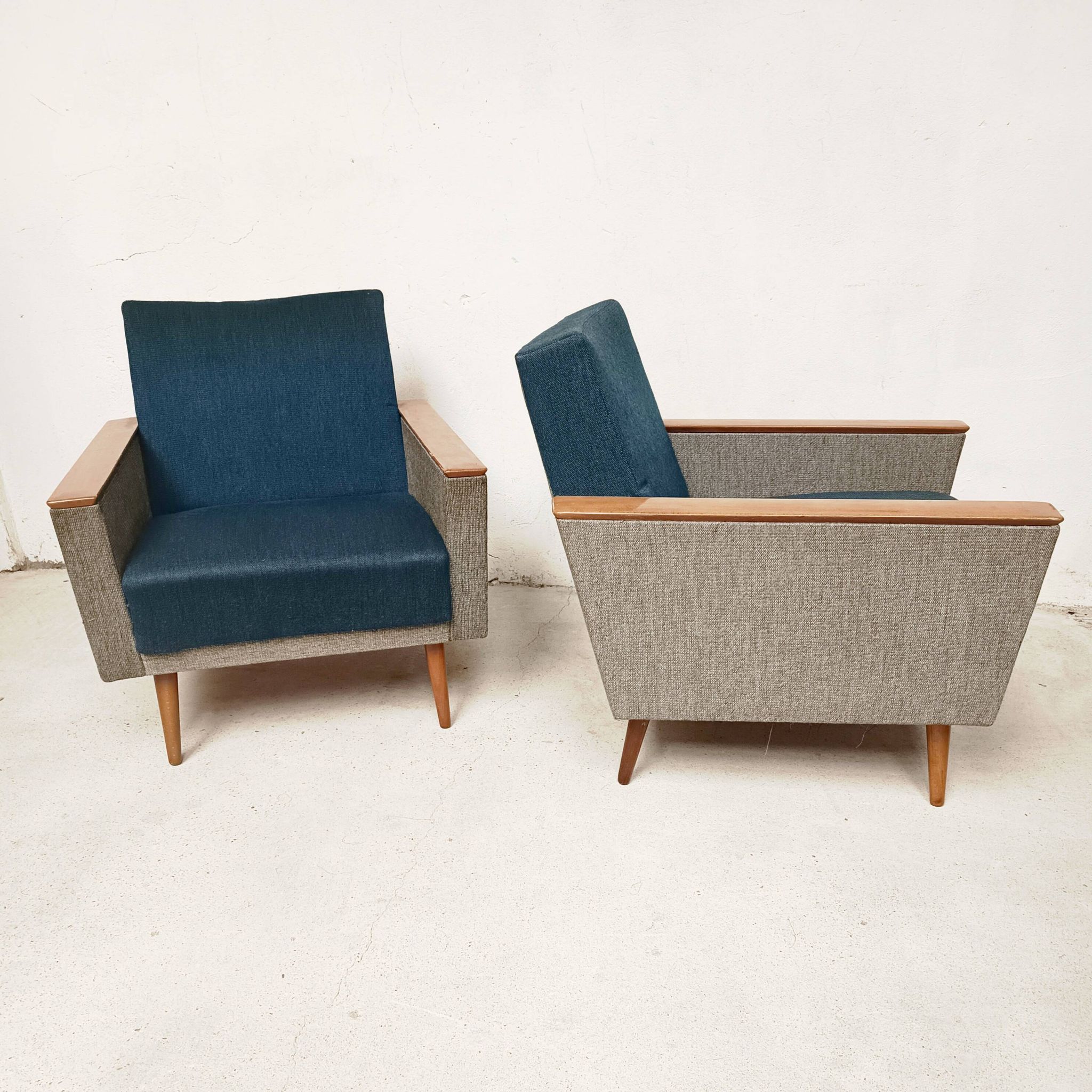 Paire de fauteuils bicolores, 1960