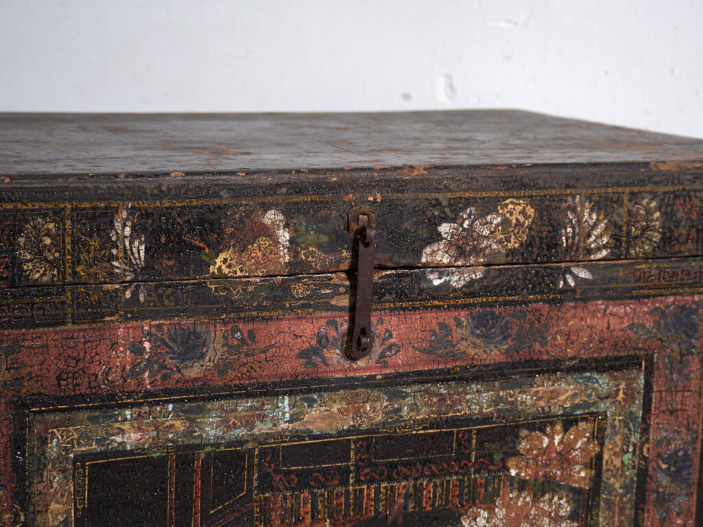 Antique chest painted in pine wood – China, around 1900