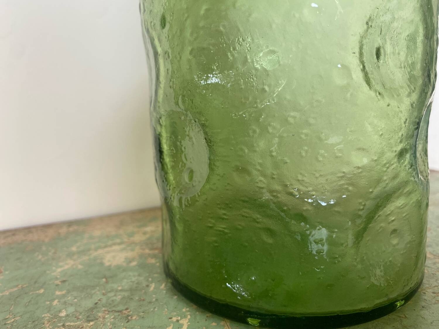 Lot de trois carafes en verre depoli