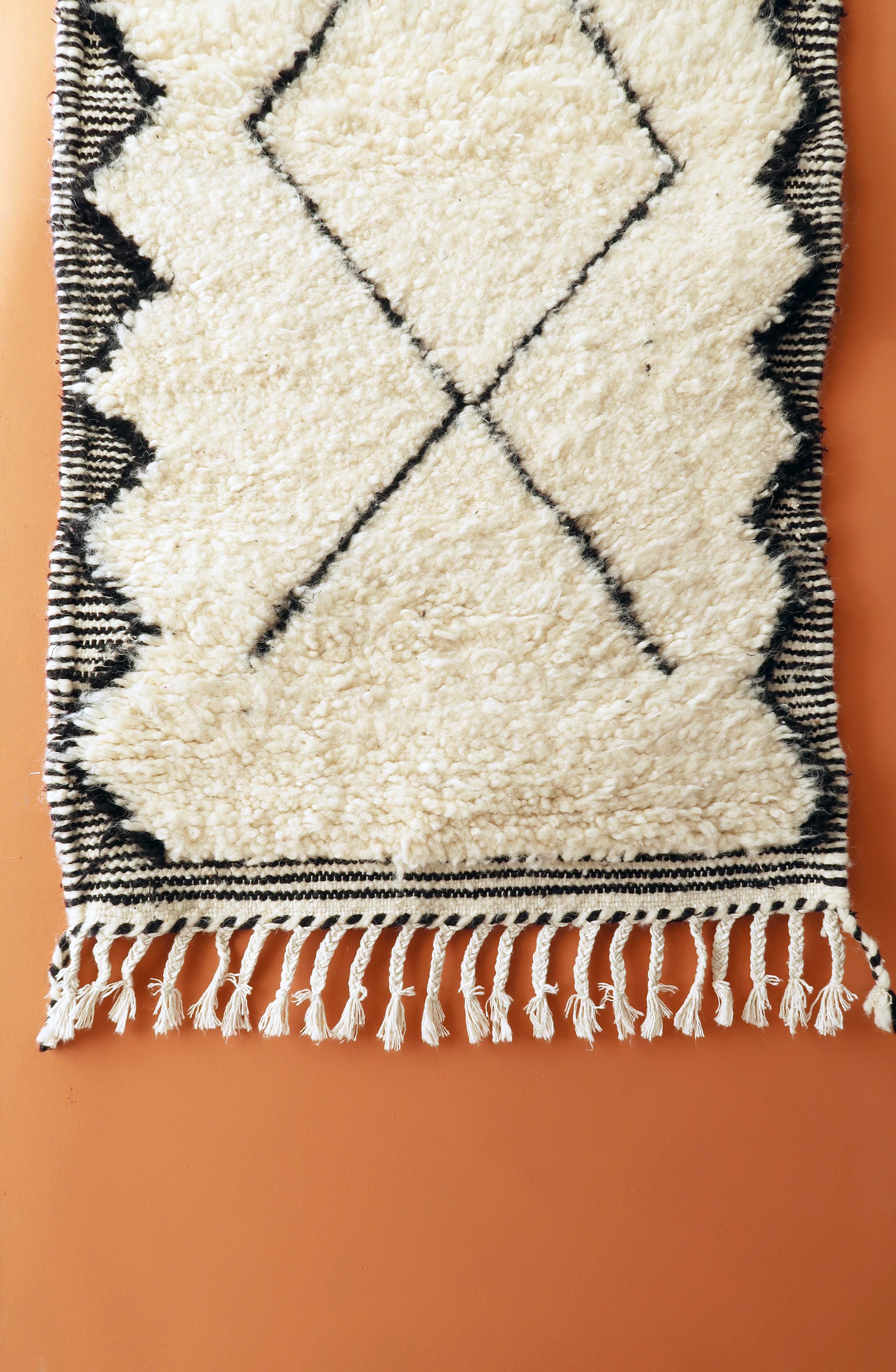 Berber carpet Béni Ouarain black and white with diamonds and braided border