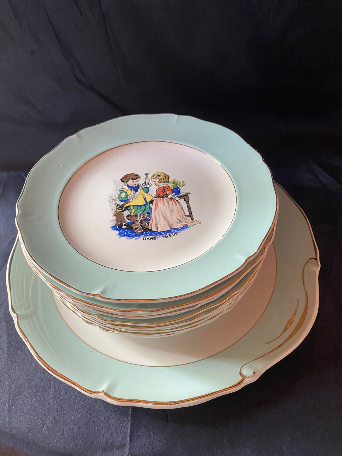 Perrault's tales cake service