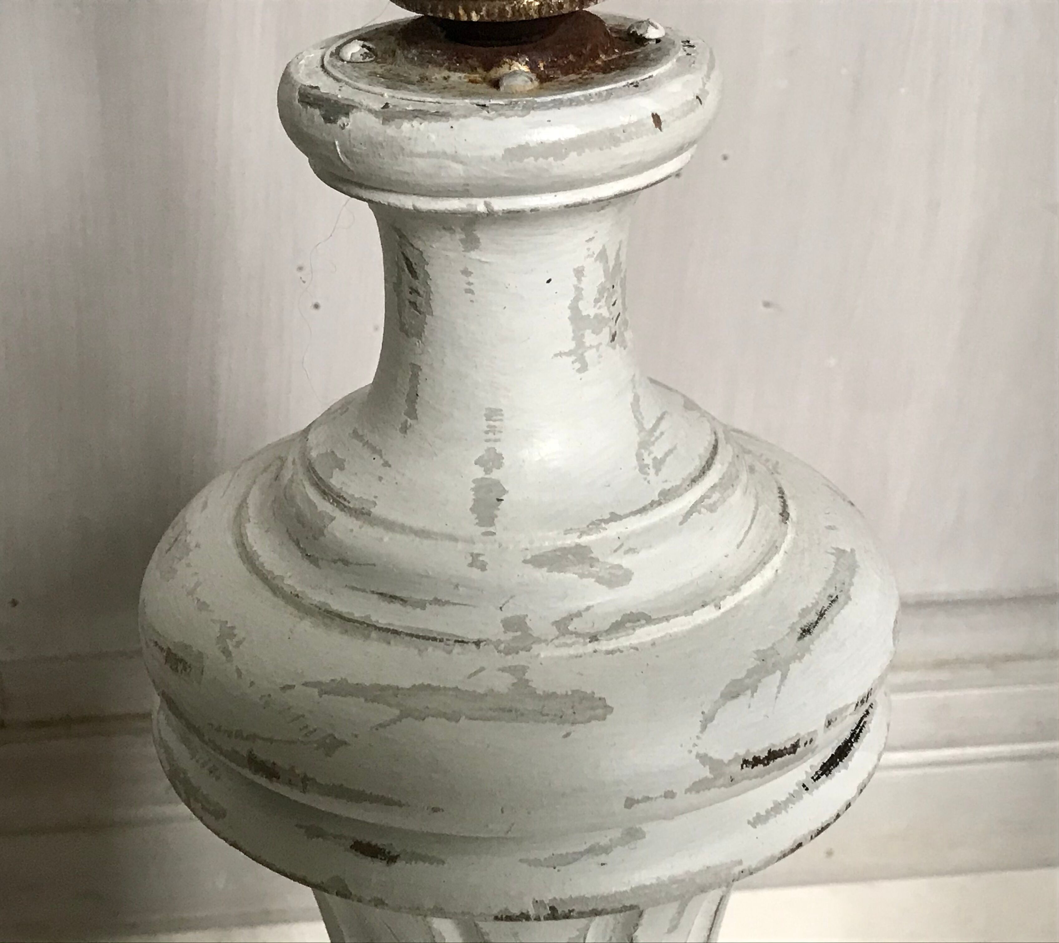 Wooden baluster lamp