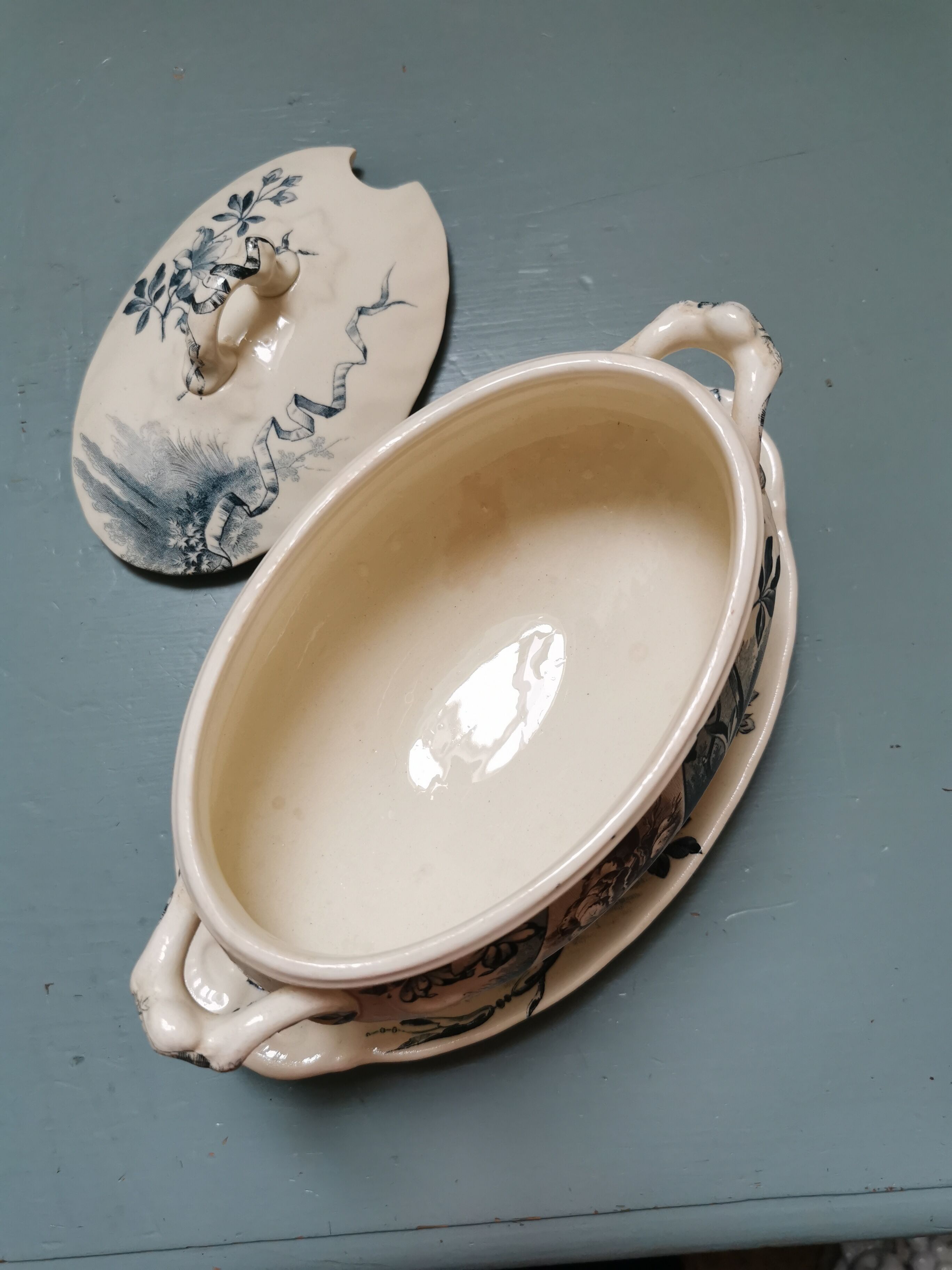 Earthenware saucer with its lid