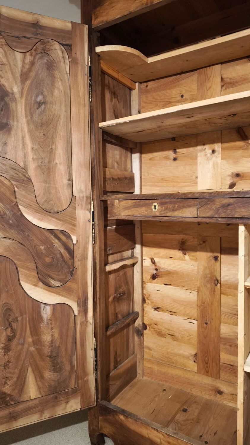 Magnifique armoire en noyer