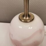 Lampe de table en verre blanc et rose conçue par Michael Bang et fabriquée par Holmegaard.