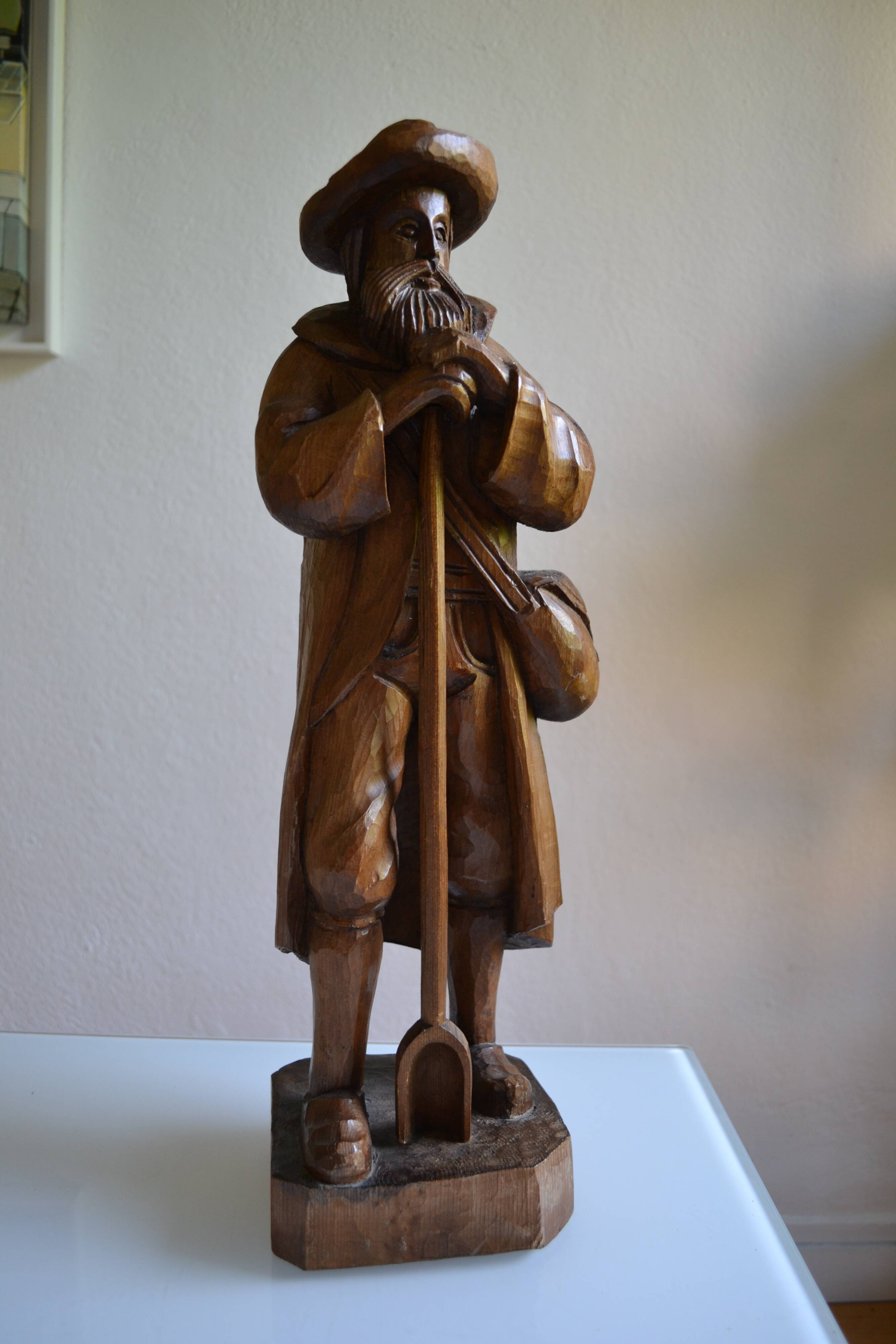 Large wooden sculpture of a man with his grain shovel 52 cm