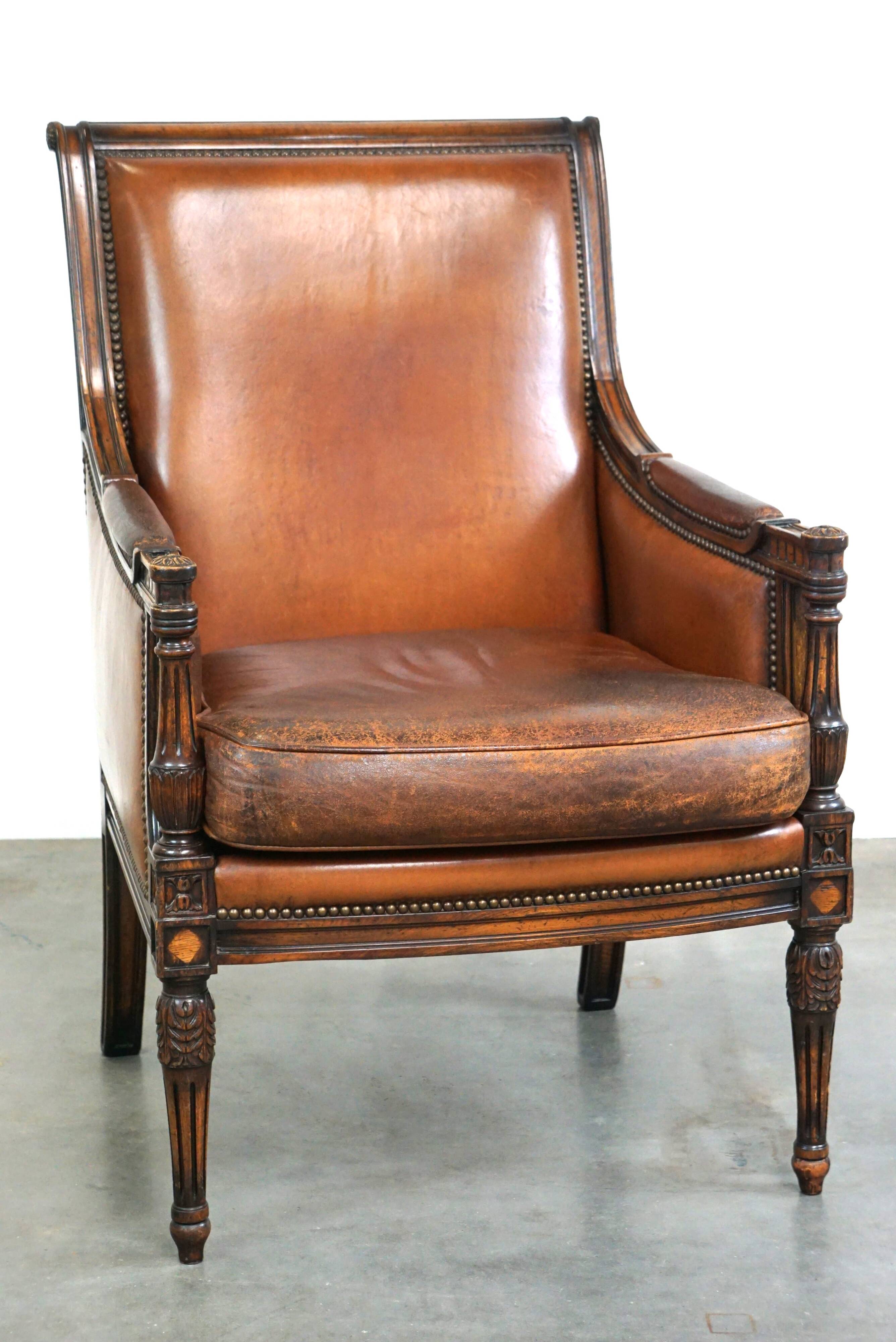 Fauteuil classique en peau de mouton avec sculptures en bois