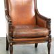 Fauteuil classique en peau de mouton avec sculptures en bois