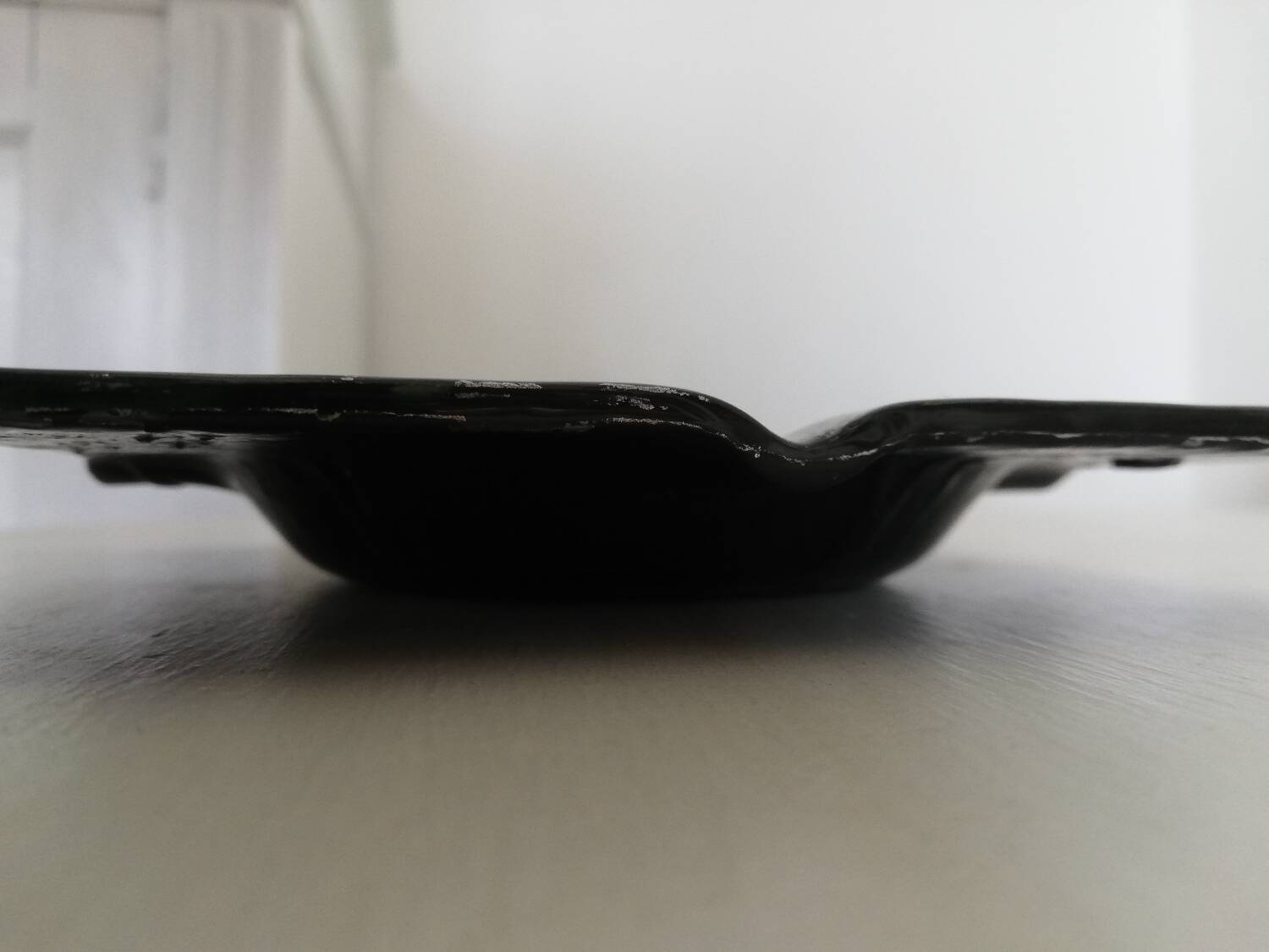 Cendrier carré avec un motif floral