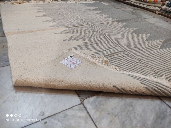 tapis blanc et gris, tapis kilim marocain fait à la main, tapis rayé béni ourain en pure laine