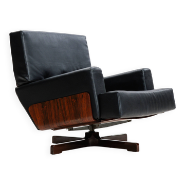 Fauteuil pivotant en palissandre modèle 401 par Menilio Taro pour Cinova, années 1960.