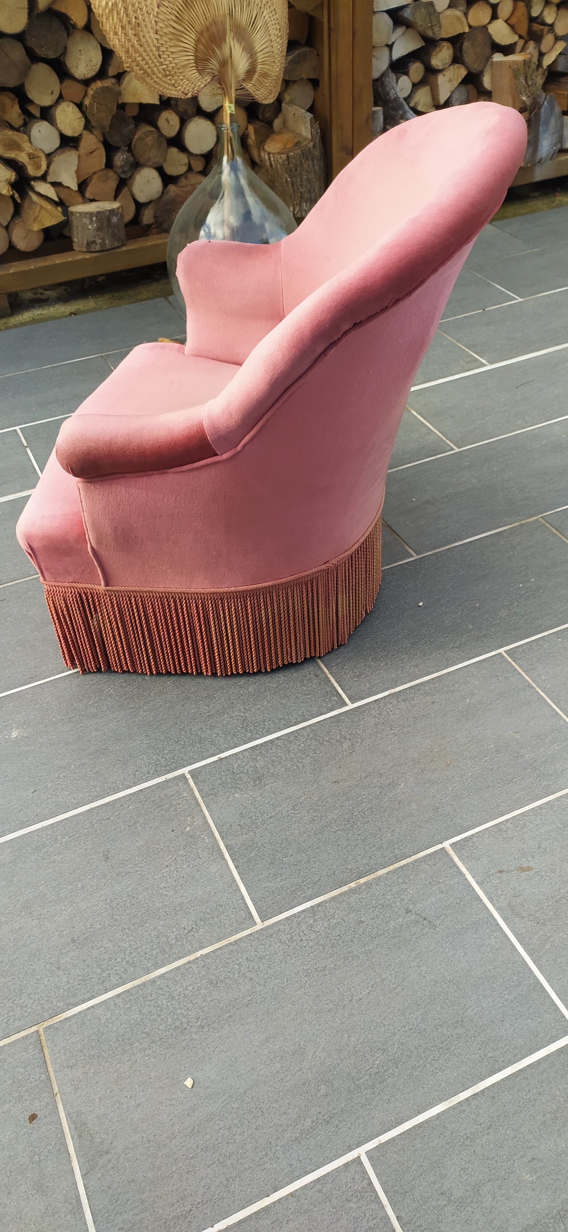 Pink velvet toad armchair with fringes