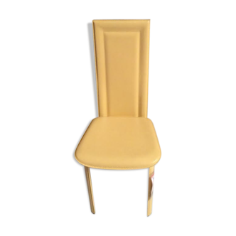 Chaise jaune en cuir